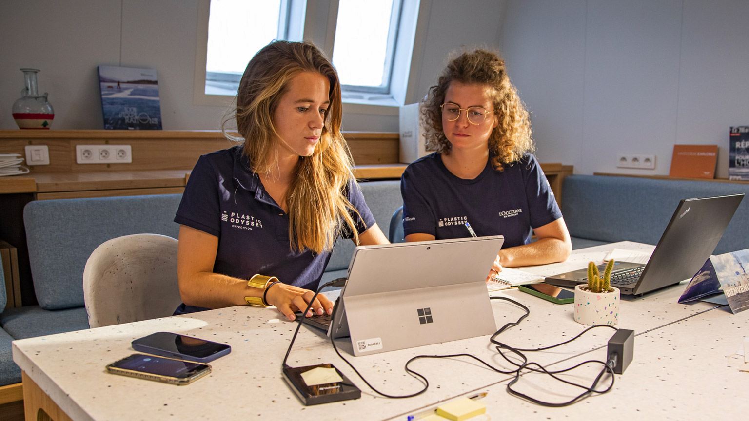 Juliette et Morgane prépare le programme de formation au recyclage des déchets plastiques